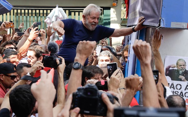 O ex-presidente Lula, em 7 de abril de 2018, horas antes de se entregar à Polícia Federal — Foto: Andre Penner/AP Photo O ex-presidente Lula, em 7 de abril de 2018, horas antes de se entregar à Polícia Federal — Foto: Andre Penner/AP Photo